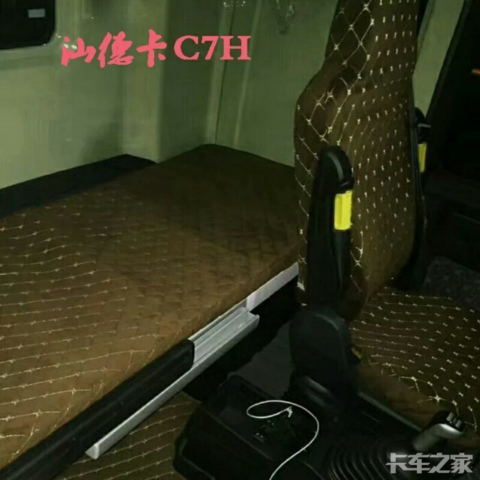 最新款重汽汕德卡内饰